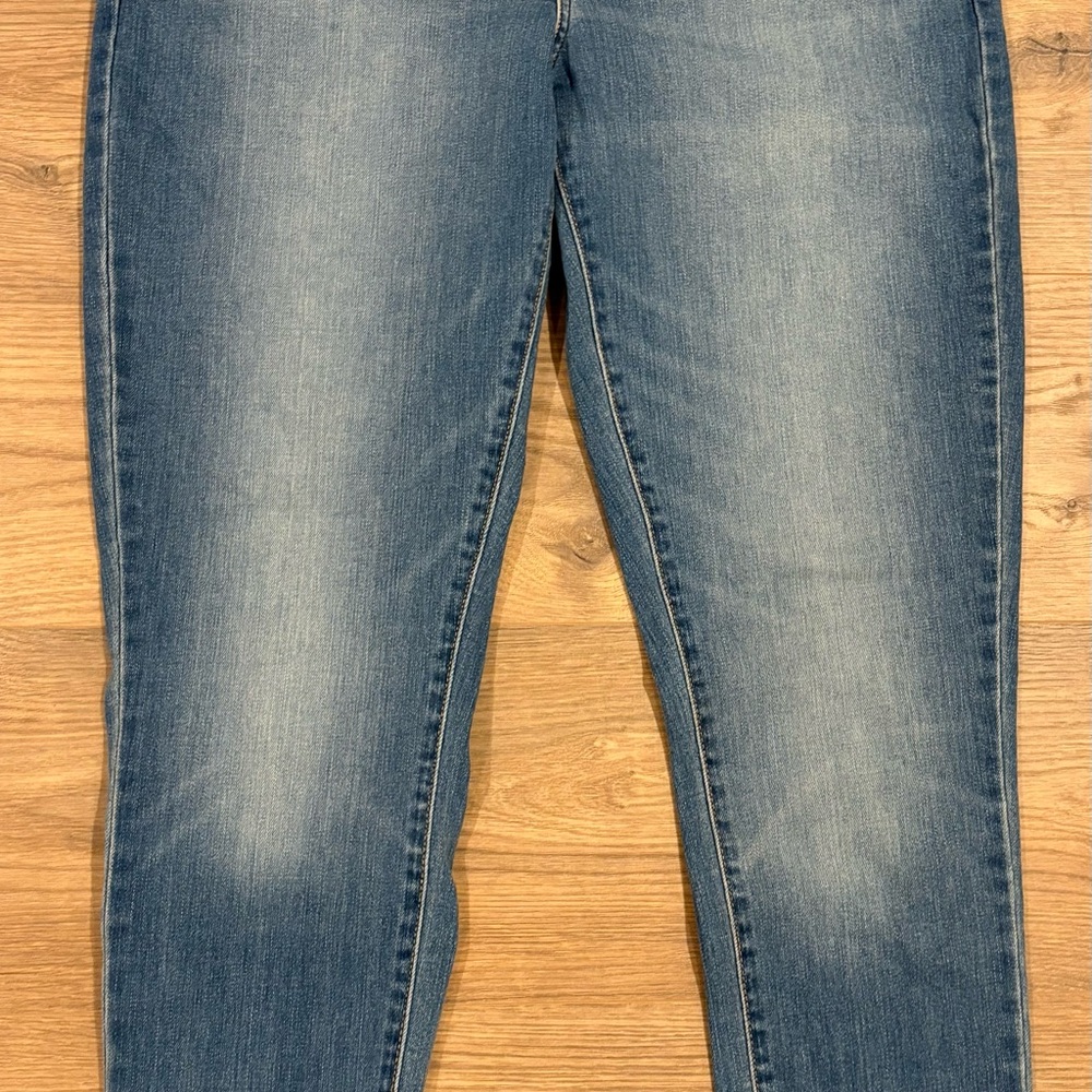 Levi's Women's Skinny Jeans in Faded Blue Denim
